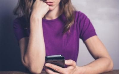 A una mujer le concedieron el divorcio porque su marido le clavaba el visto